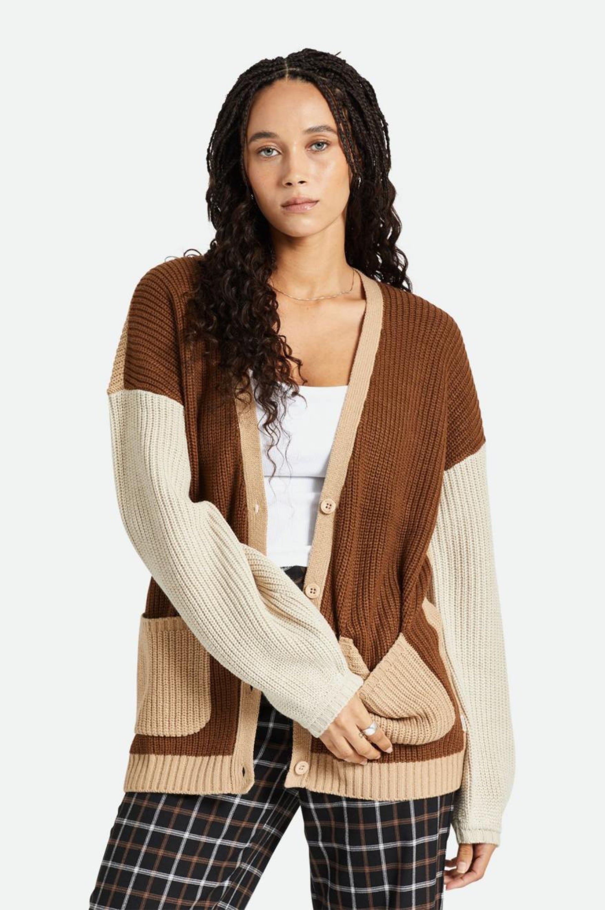 Cardigan brun et beige porte de face avec boutons et poches avant