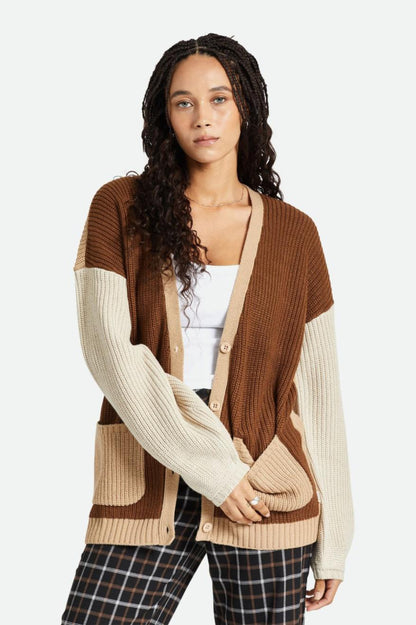 Cardigan brun et beige porte de face avec boutons et poches avant