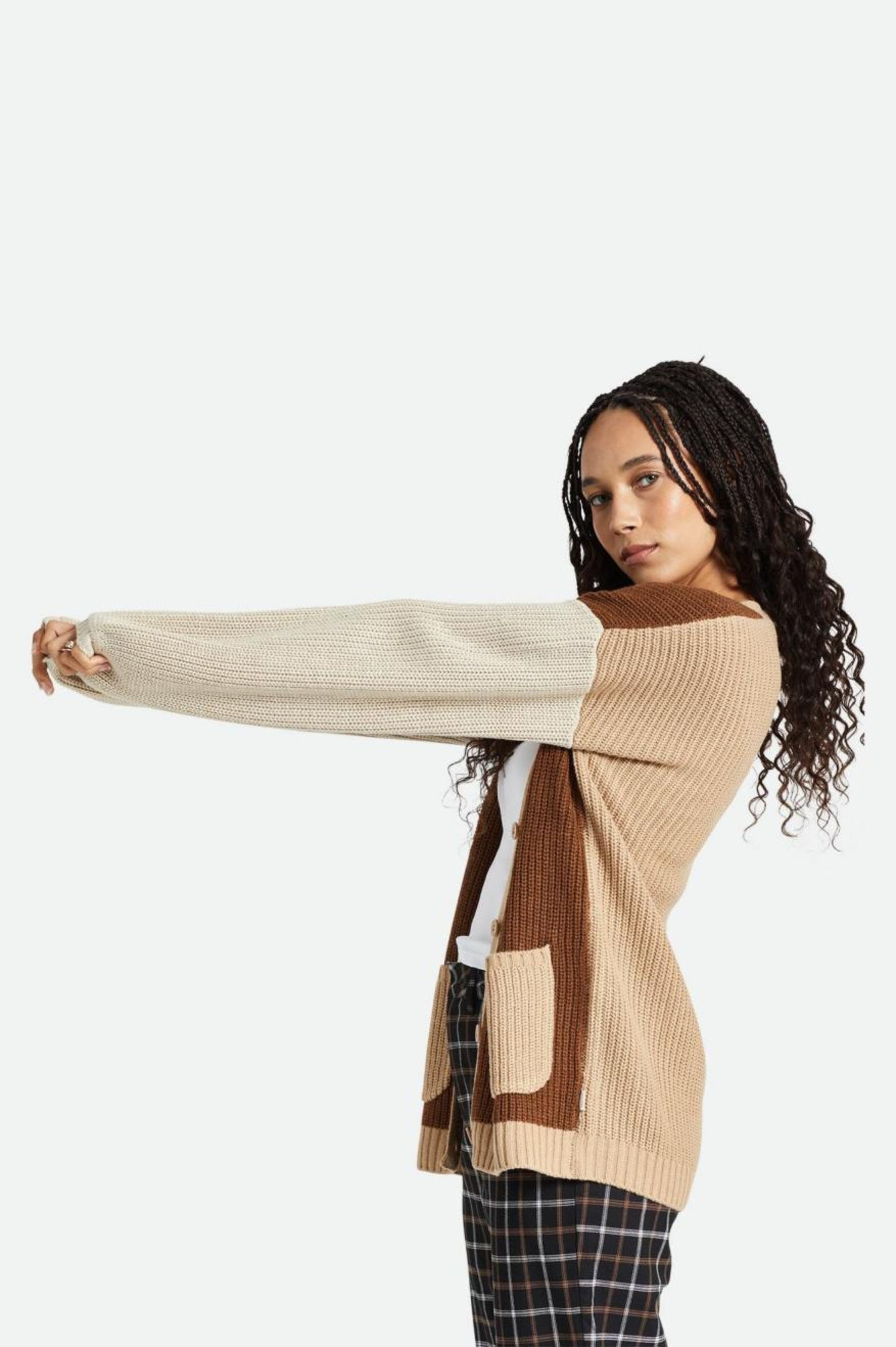 Cardigan coupe decontractee avec manches ballon et epaules tombantes vue profil