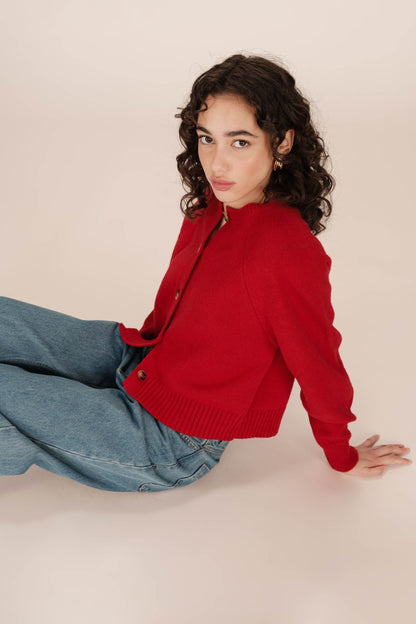 Vue portée du cardigan Sanders rouge - look casual chic avec jean