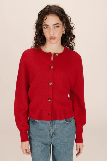 Vue complète du cardigan Sanders rouge porté - col rond et coupe droite