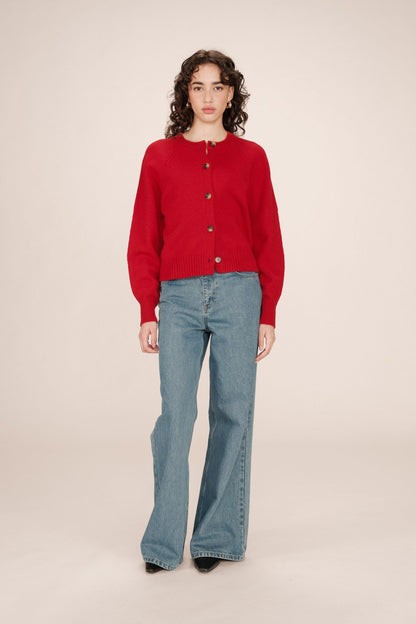 Vue de face complète du cardigan Sanders rouge - style moderne et féminin