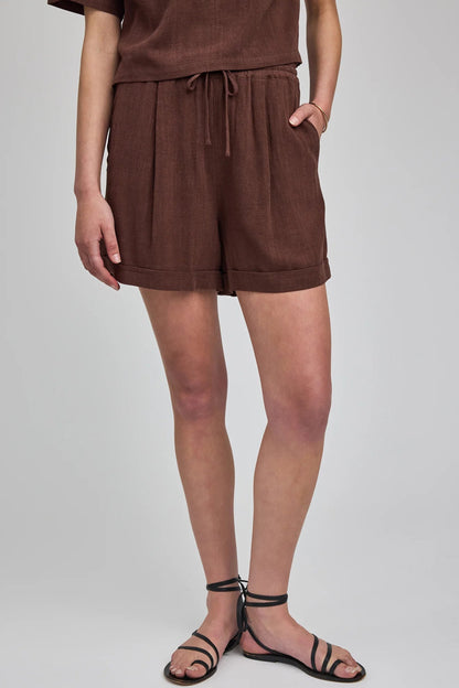 Short Carole espresso en rayonne et lin avec taille élastiquée, cordon ajustable et poches latérales.
