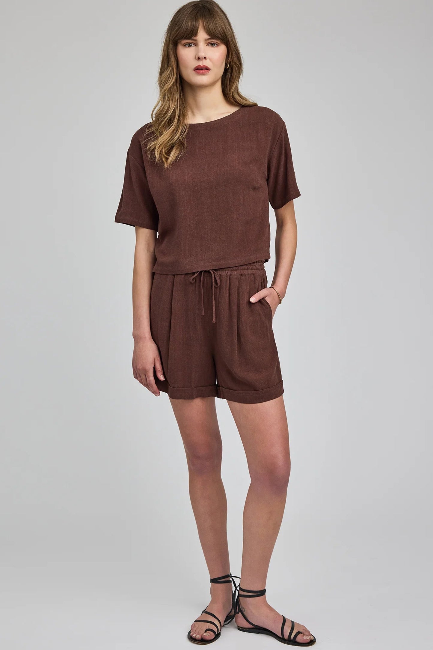 Short Carole espresso porté avec un haut assorti pour un look estival monochrome chic décontracté.