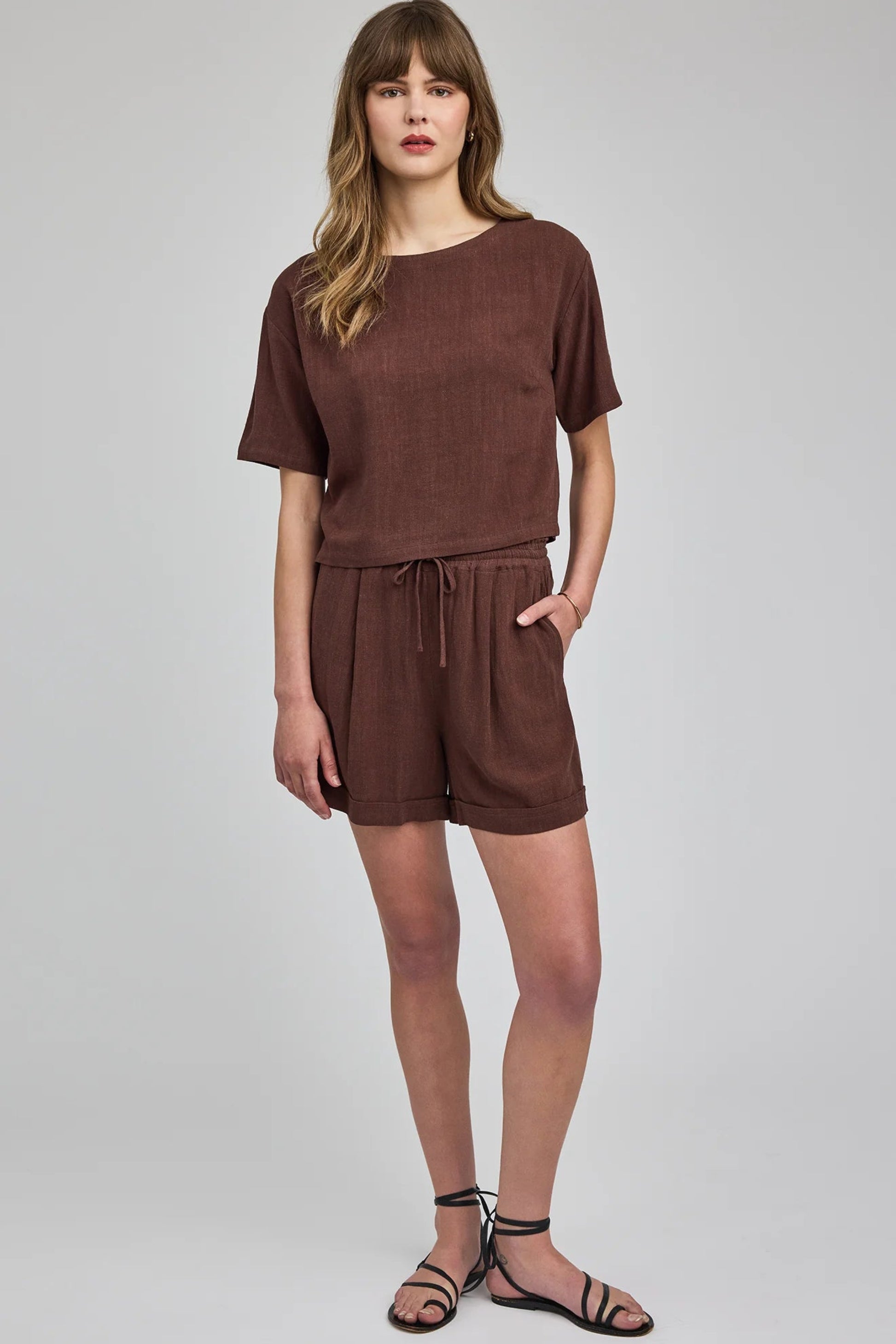 Short Carole espresso porté avec un haut assorti pour un look estival monochrome chic décontracté.