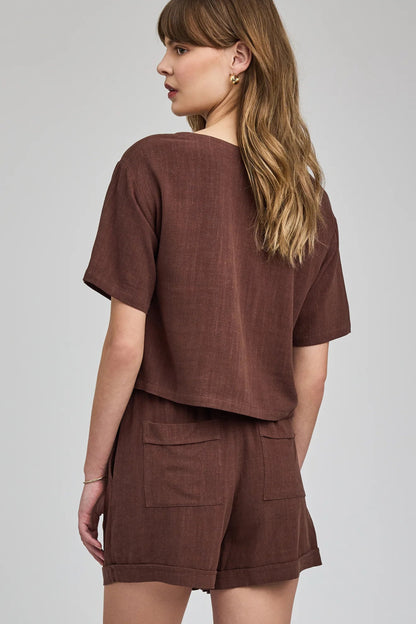Short Carole espresso vu de dos avec poches plaquées, revers au bas et tissu léger texturé.