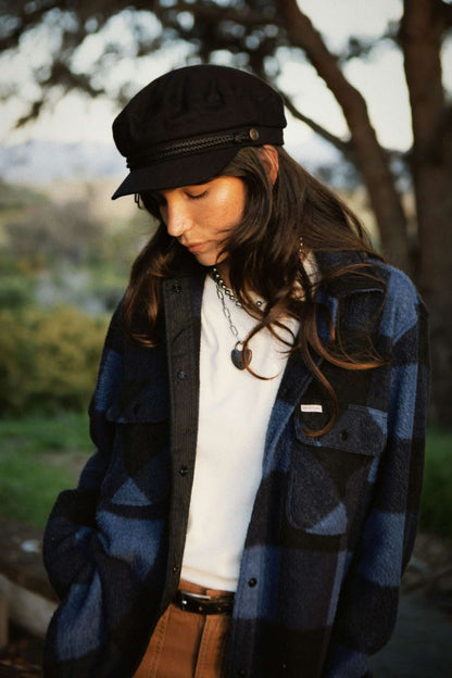 Casquette Claudelle noire portée par une femme, style décontracté chic