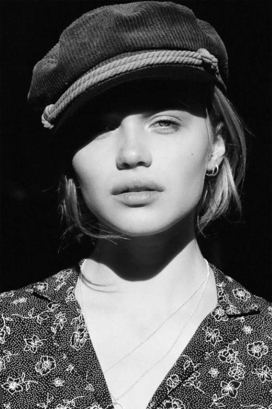 Casquette Claudelle noire portée par une femme, style décontracté chic