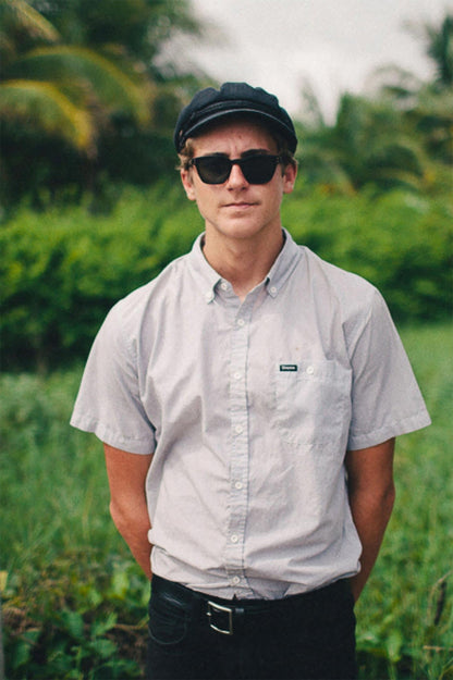 Casquette Claudelle noire portée par un homme, look urbain minimaliste