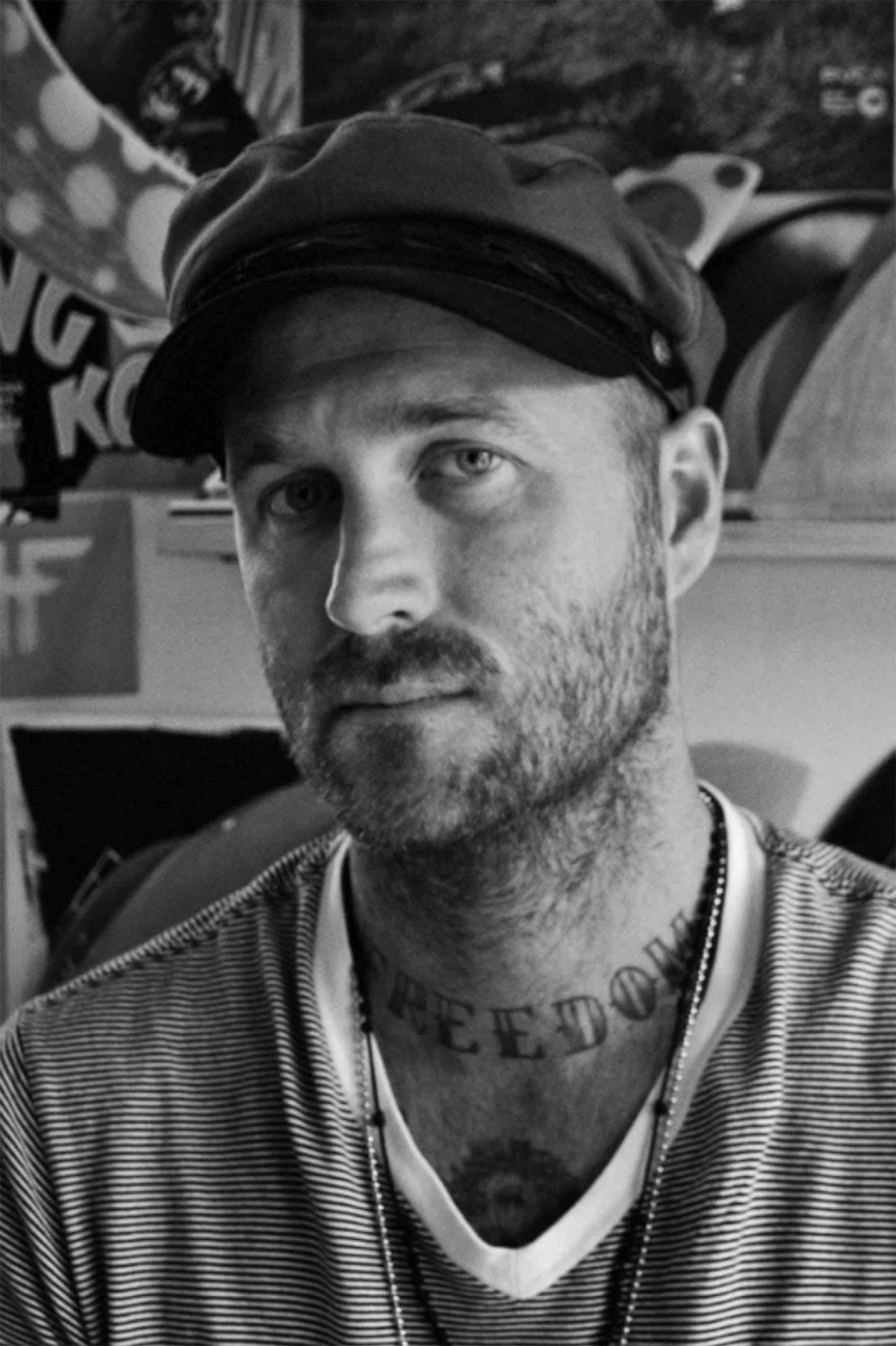 Casquette Claudelle noire portée par un homme, look urbain minimaliste