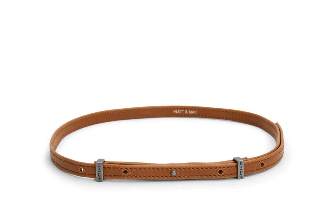 Ceinture Solina couleur Chili avec détails métalliques – cuir végan, vue studio.

