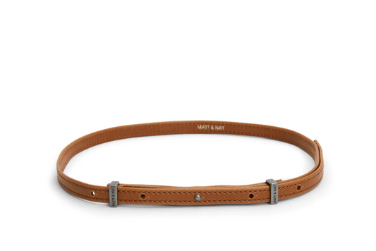 Ceinture Solina couleur Chili avec détails métalliques – cuir végan, vue studio.


