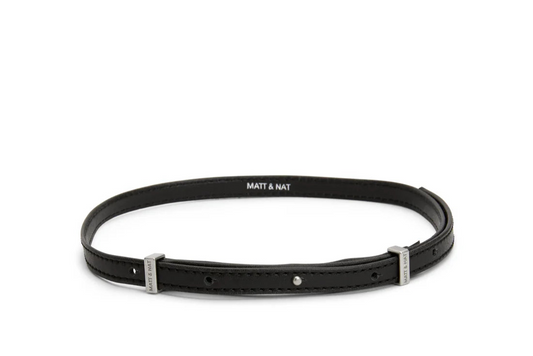 Vue plate de la ceinture noire ajustable avec fermeture à bouton-pression
