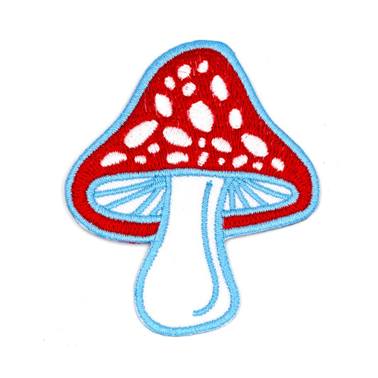 Patch thermocollant en forme d’amanite tue-mouches. Le contour du champignon est bleu clair. L’arrière-plan est un fond blanc. 