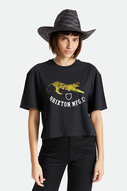 Femme portant le chapeau noir en paille avec t-shirt graphique – style urbain et tendance