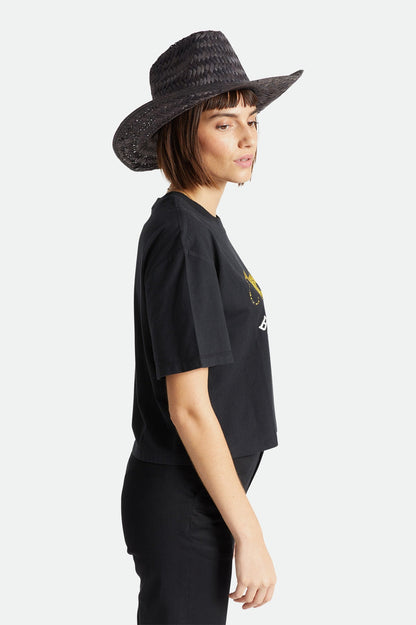 Femme portant le chapeau noir en paille tressée vue de profil – silhouette western élégante