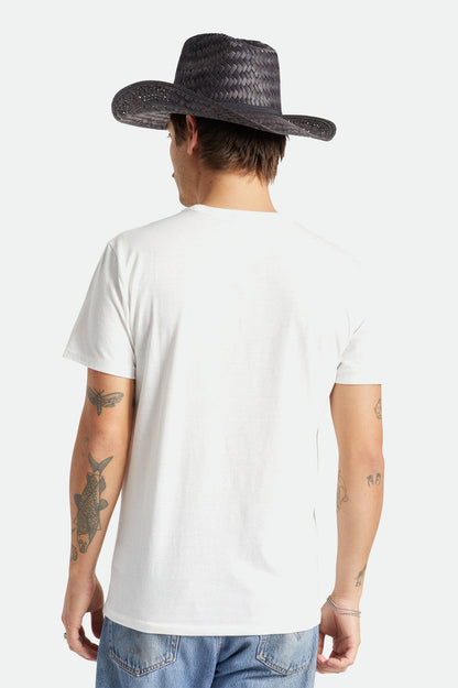 Homme vu de dos portant le chapeau noir tressé – style casual avec jeans