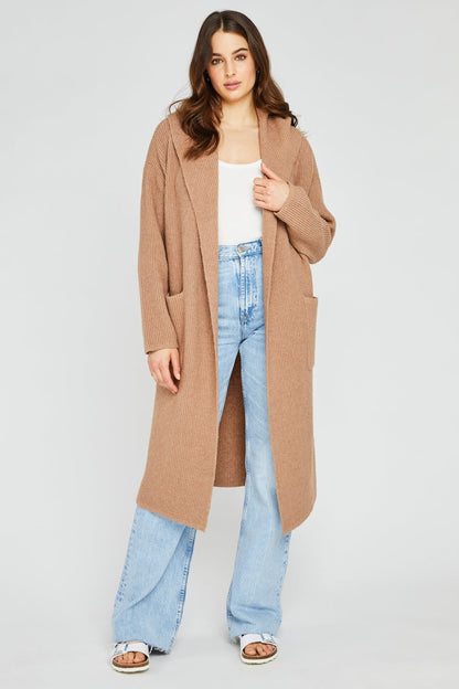 Cardigan long brun porte en situation + style cosy chic
