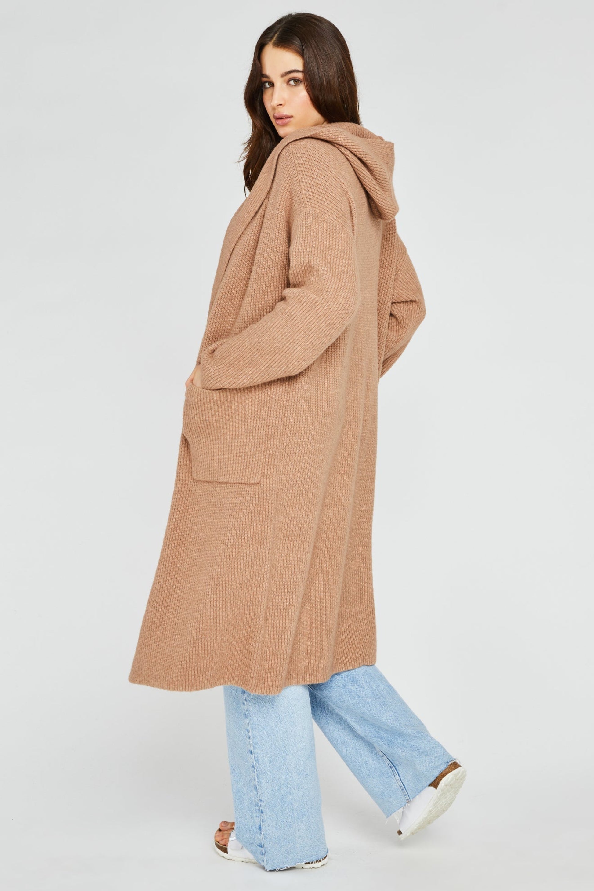 Cardigan long brun porte de dos + longueur mi-mollet