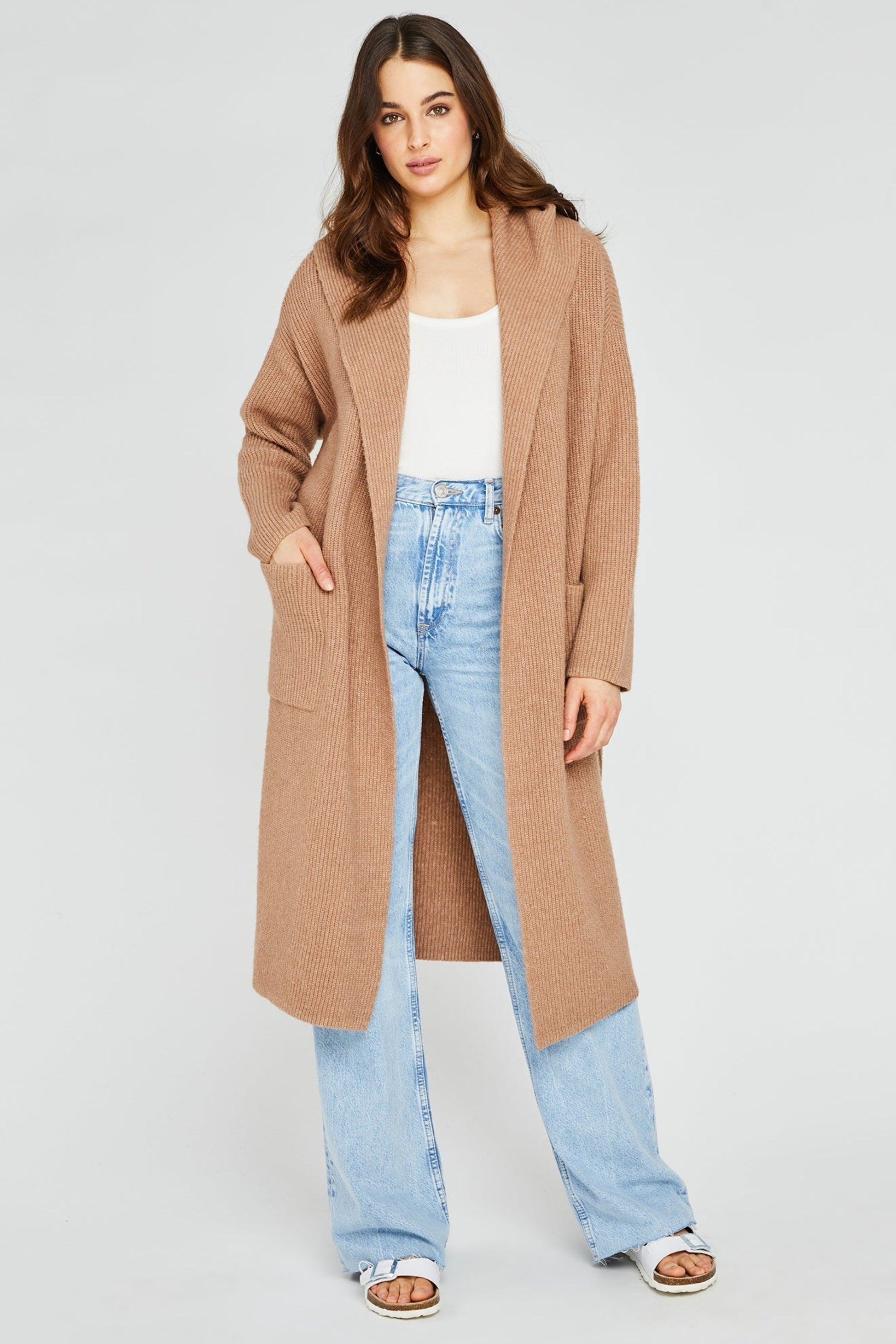 Cardigan long brun porte de face + poches plaquees