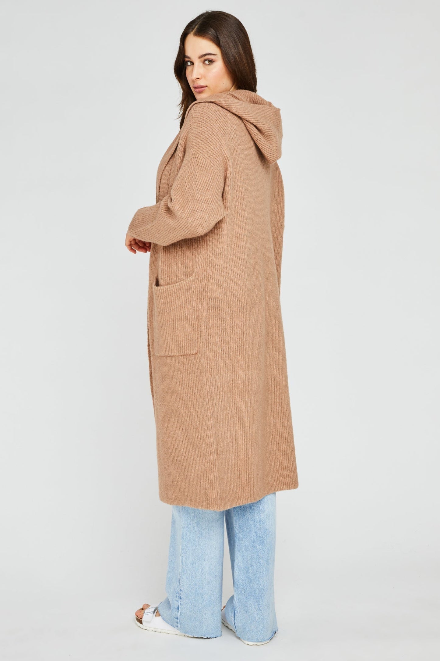 Cardigan long brun porte de profil + coupe surdimensionnee