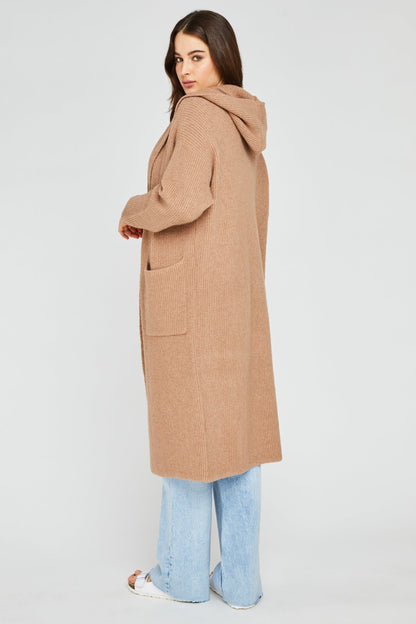 Cardigan long brun porte de profil + coupe surdimensionnee