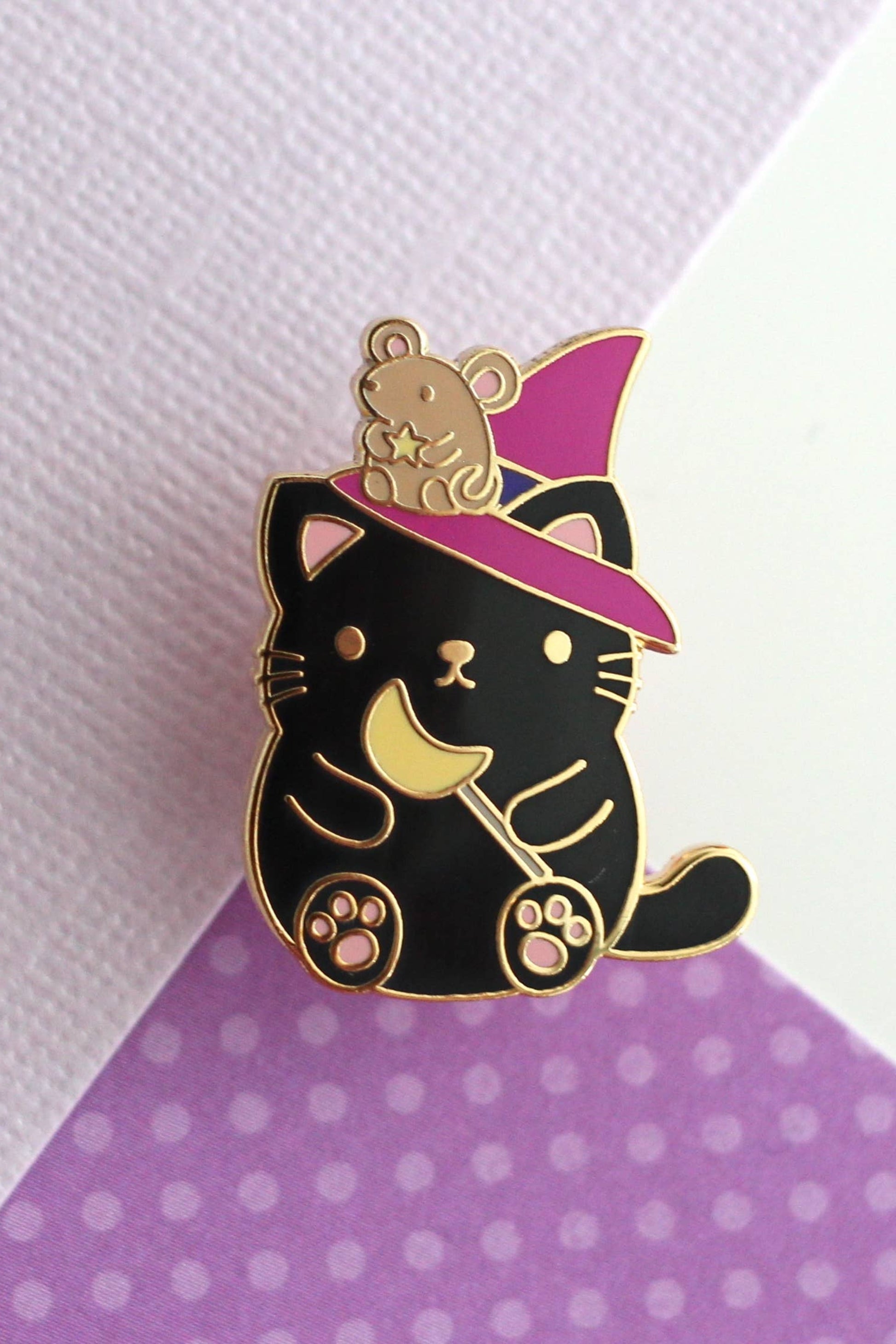Épinglette chat sorcier en gros plan – details fins et dore