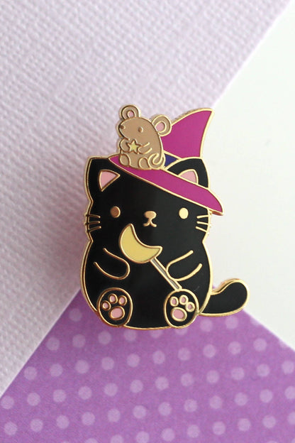 Épinglette chat sorcier en gros plan – details fins et dore