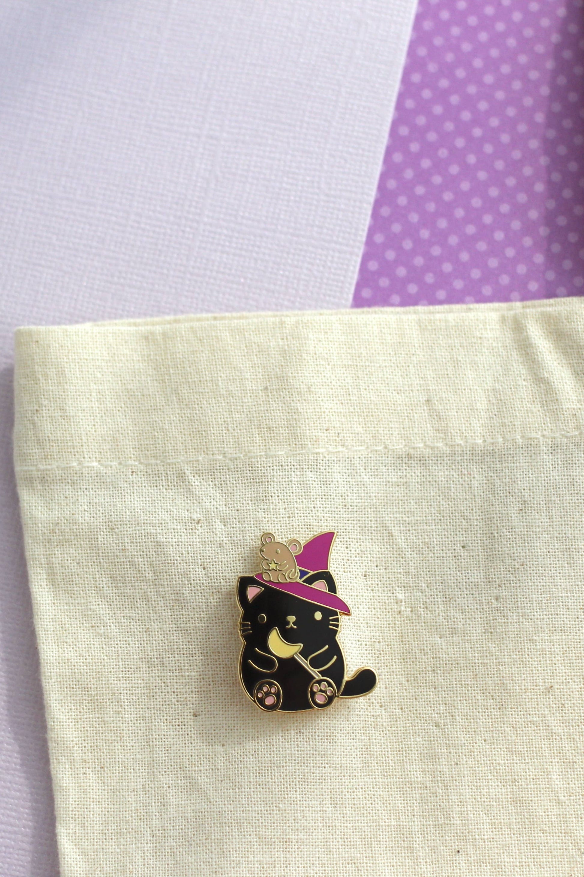 Épinglette chat sorcier sur sac en tissu – accessoire magique