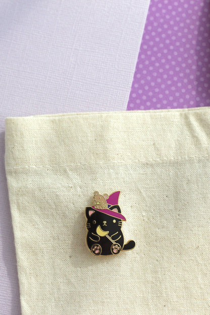 Épinglette chat sorcier sur sac en tissu – accessoire magique