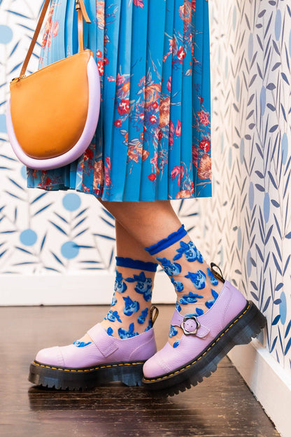 Chaussettes transparentes Blueberry Ruffle portées avec chaussures mauves