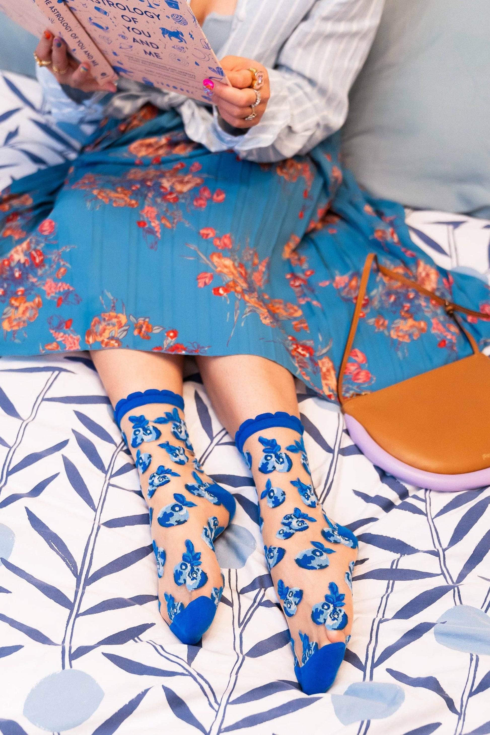 Chaussettes transparentes à motif myrtilles avec robe fleurie