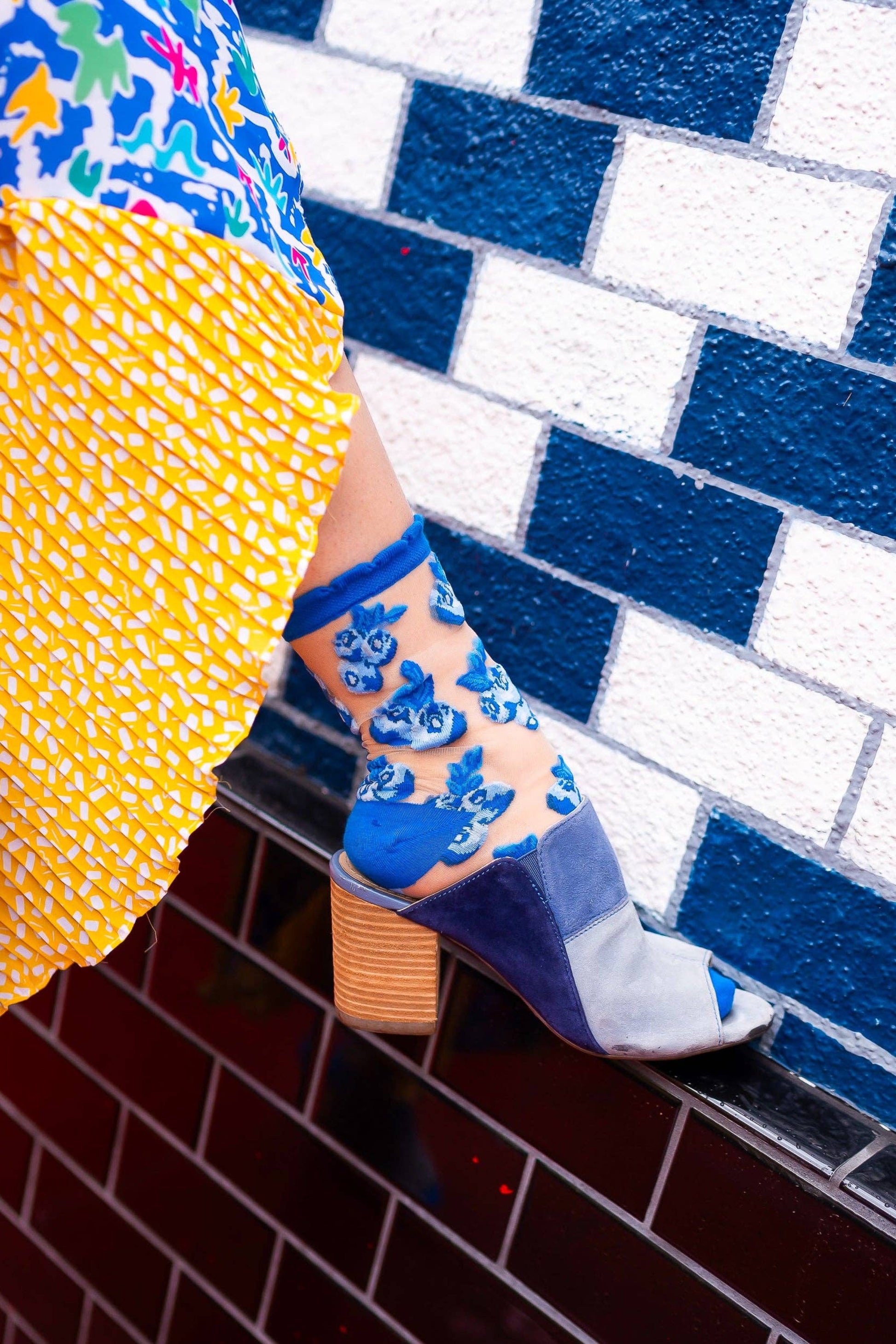 Détail des chaussettes transparentes à motif myrtilles avec talons