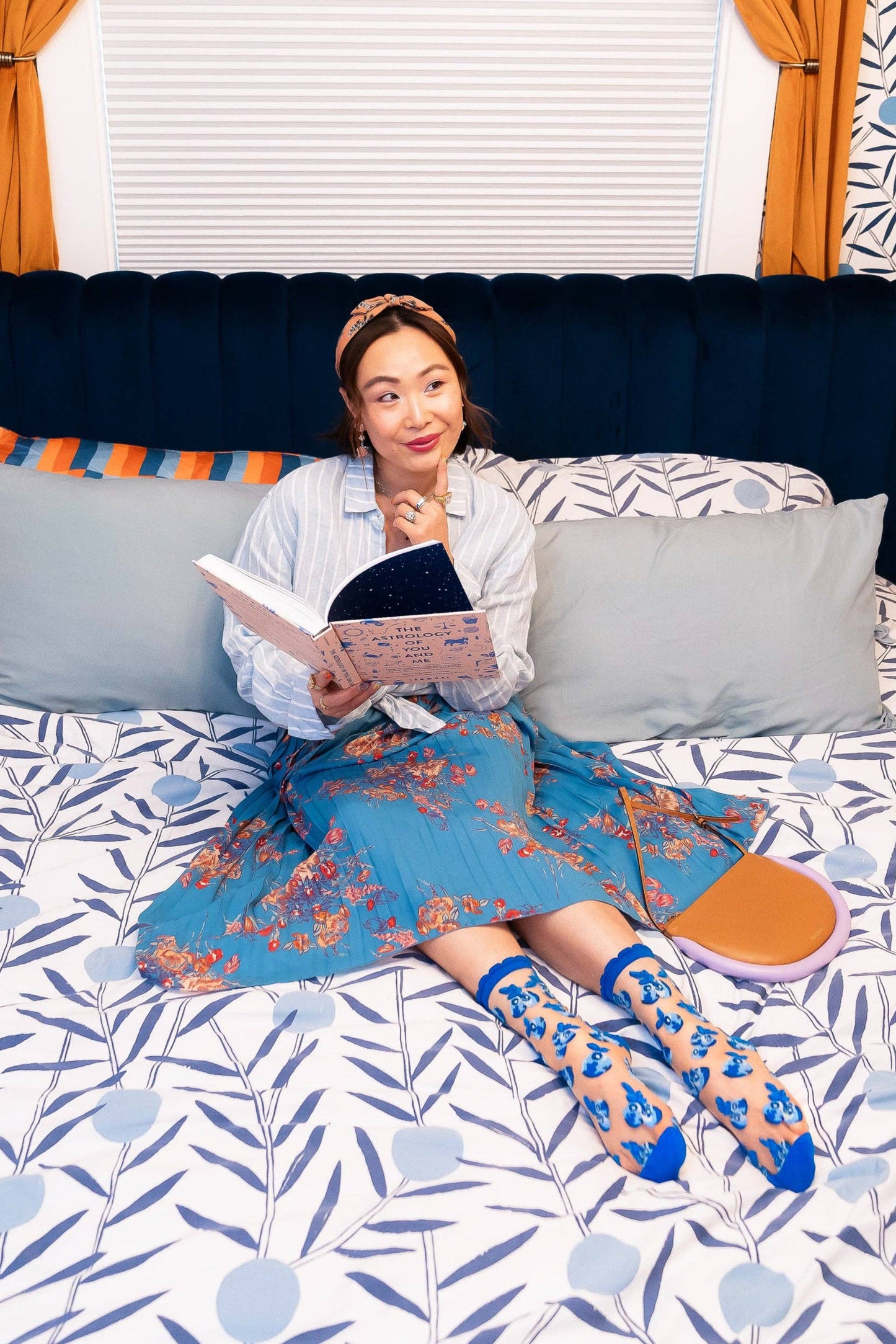 Chaussettes transparentes myrtilles bleues portées avec tenue confortable