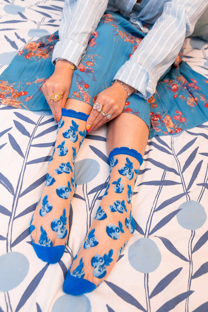 Chaussettes transparentes à motif myrtilles bleues portées avec tenue décontractée