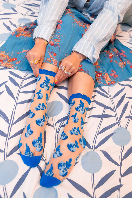 Chaussettes transparentes à motif myrtilles bleues portées avec tenue décontractée