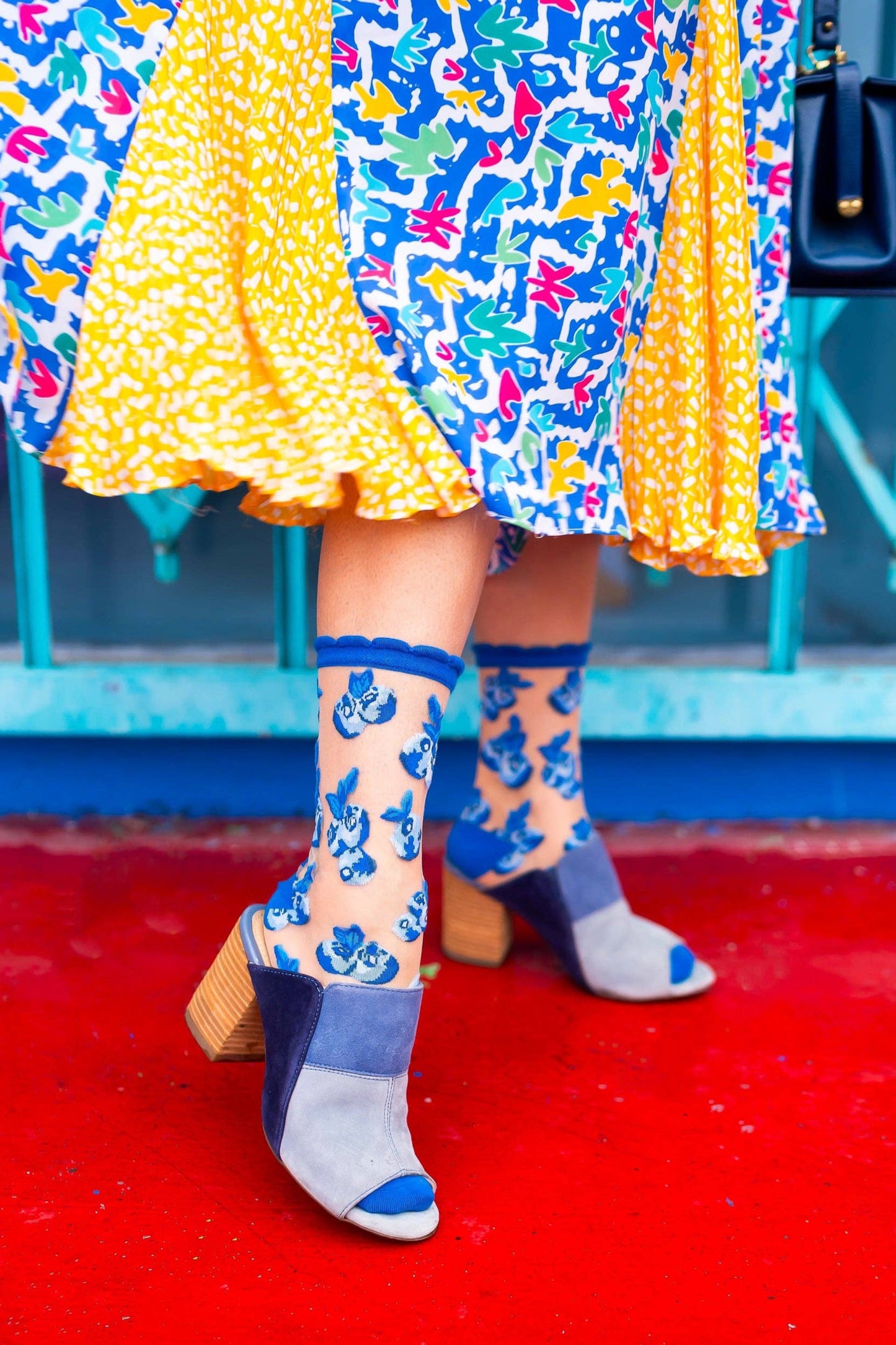 Chaussettes transparentes myrtilles bleues portées avec sandales à talons