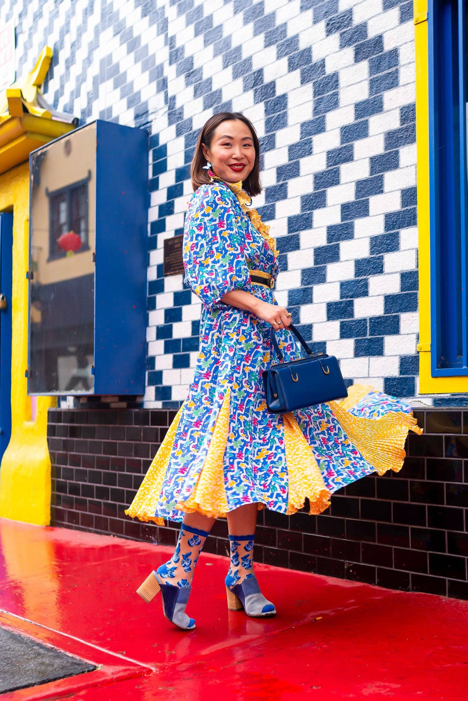 Chaussettes transparentes Blueberry Ruffle portées avec robe colorée et talons