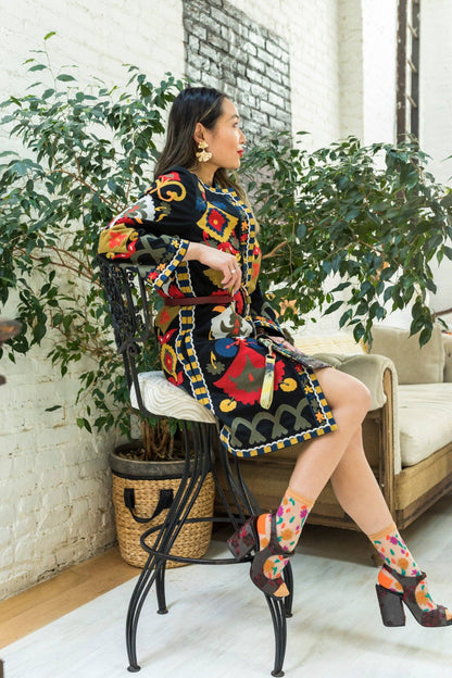 Chaussettes transparentes florales multicolores portées avec talons et robe