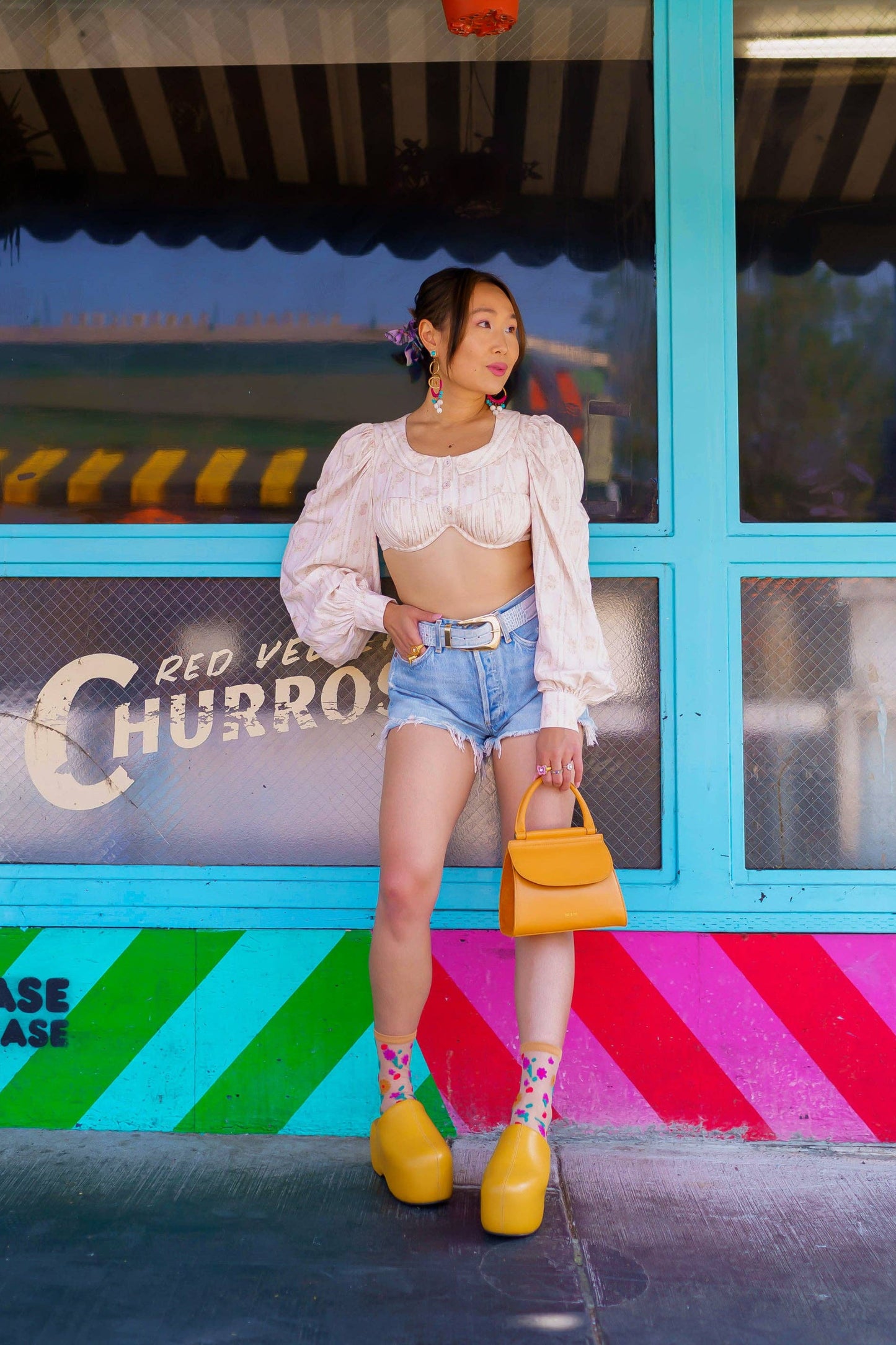 Chaussettes transparentes fleuries dans un look urbain coloré