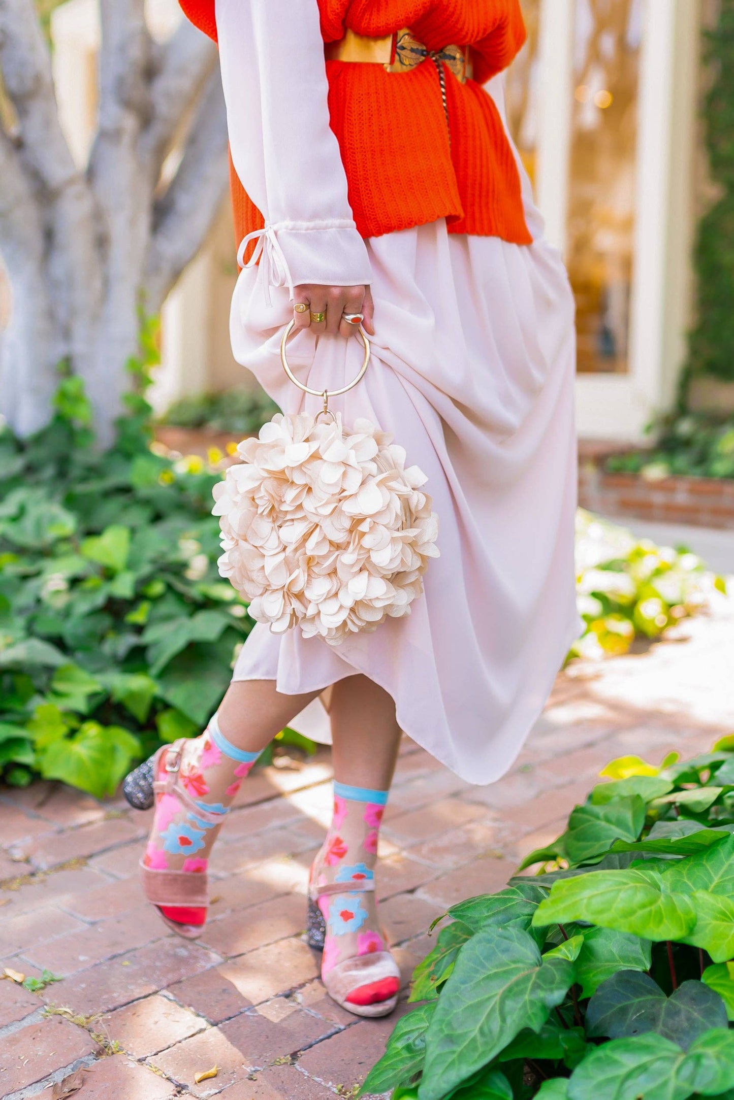 Chaussettes transparentes à roses en ruban avec sac floral et sandales