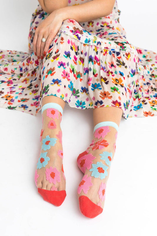Chaussettes transparentes florales portées avec robe légère