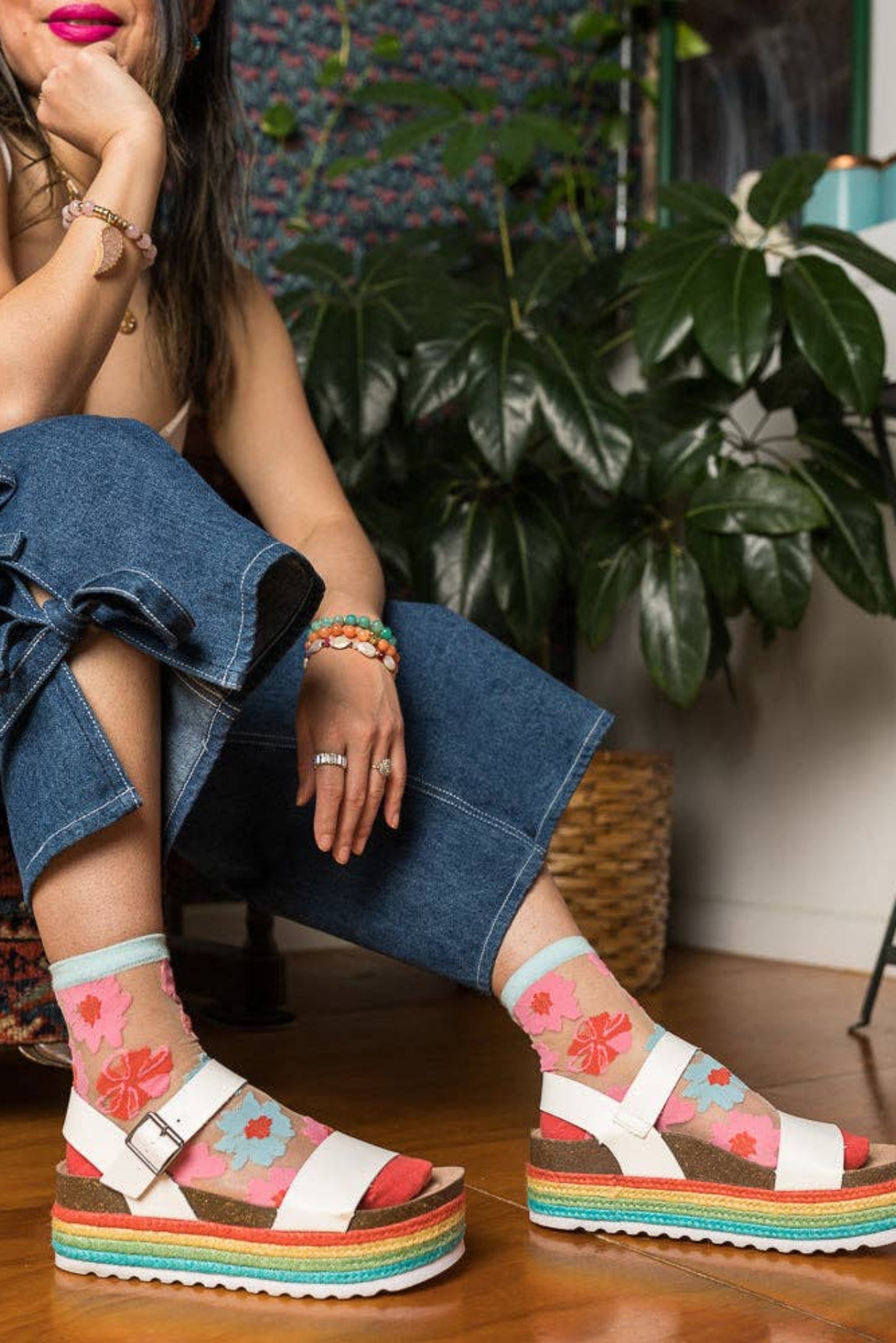 Chaussettes transparentes à roses en ruban portées avec sandales élégantes et motifs floraux