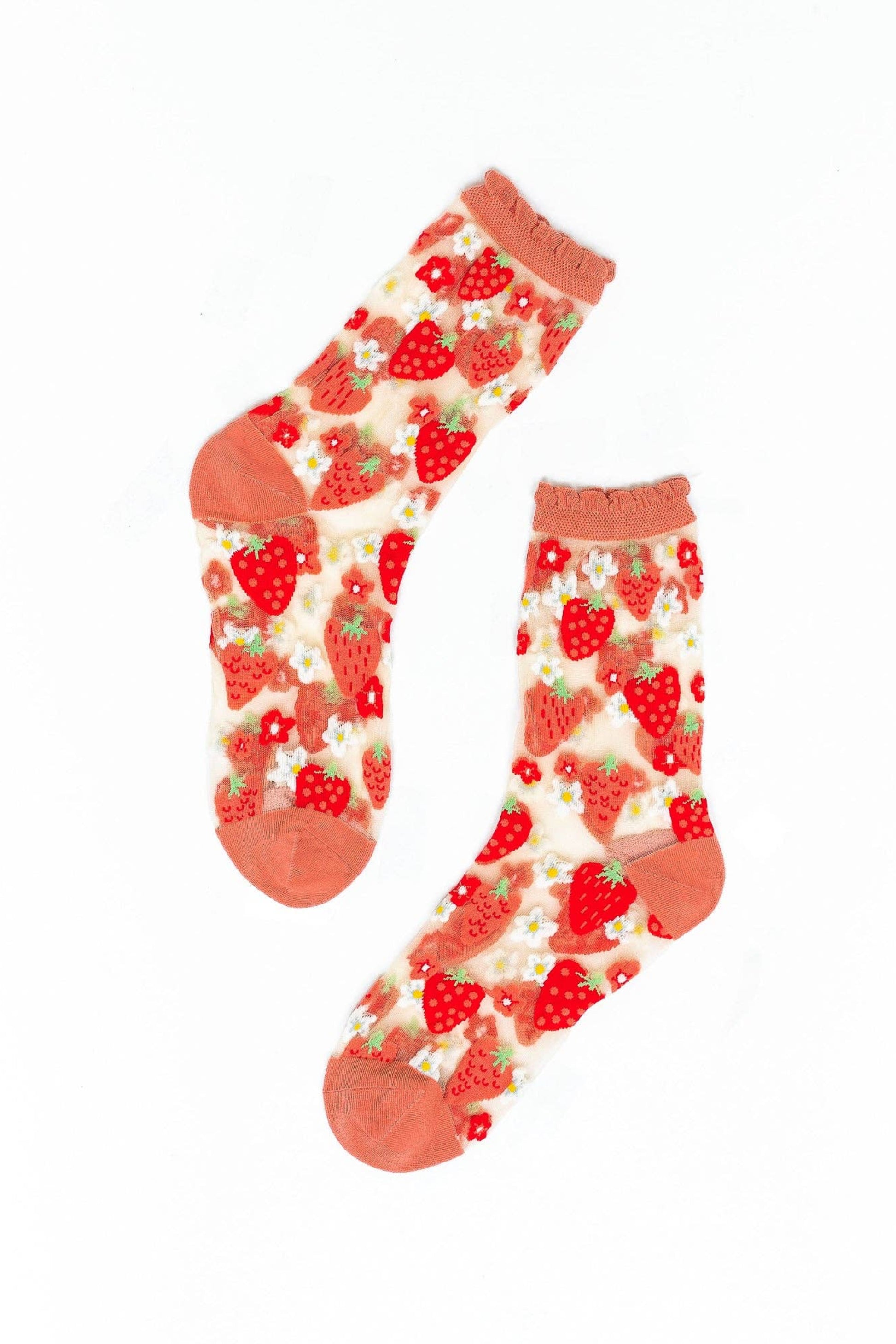 Détail des chaussettes transparentes à fraises et marguerites