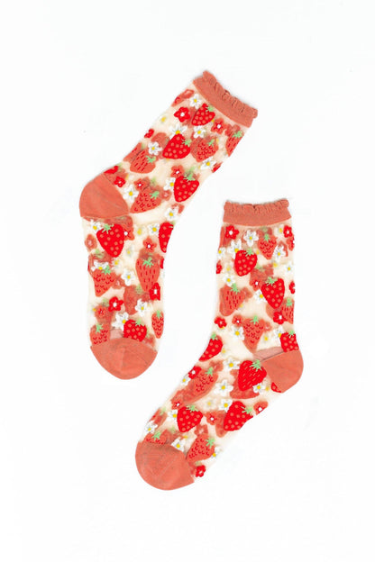 Détail des chaussettes transparentes à fraises et marguerites