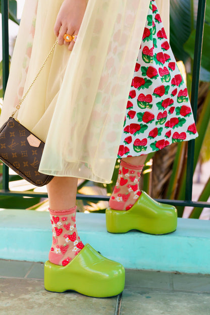 Chaussettes transparentes fraises roses portées avec chaussures plateforme vertes