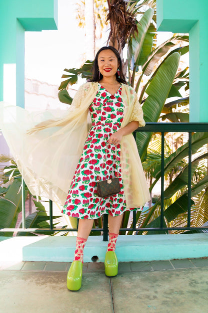 Chaussettes transparentes à motif fraises et marguerites portées avec robe estivale