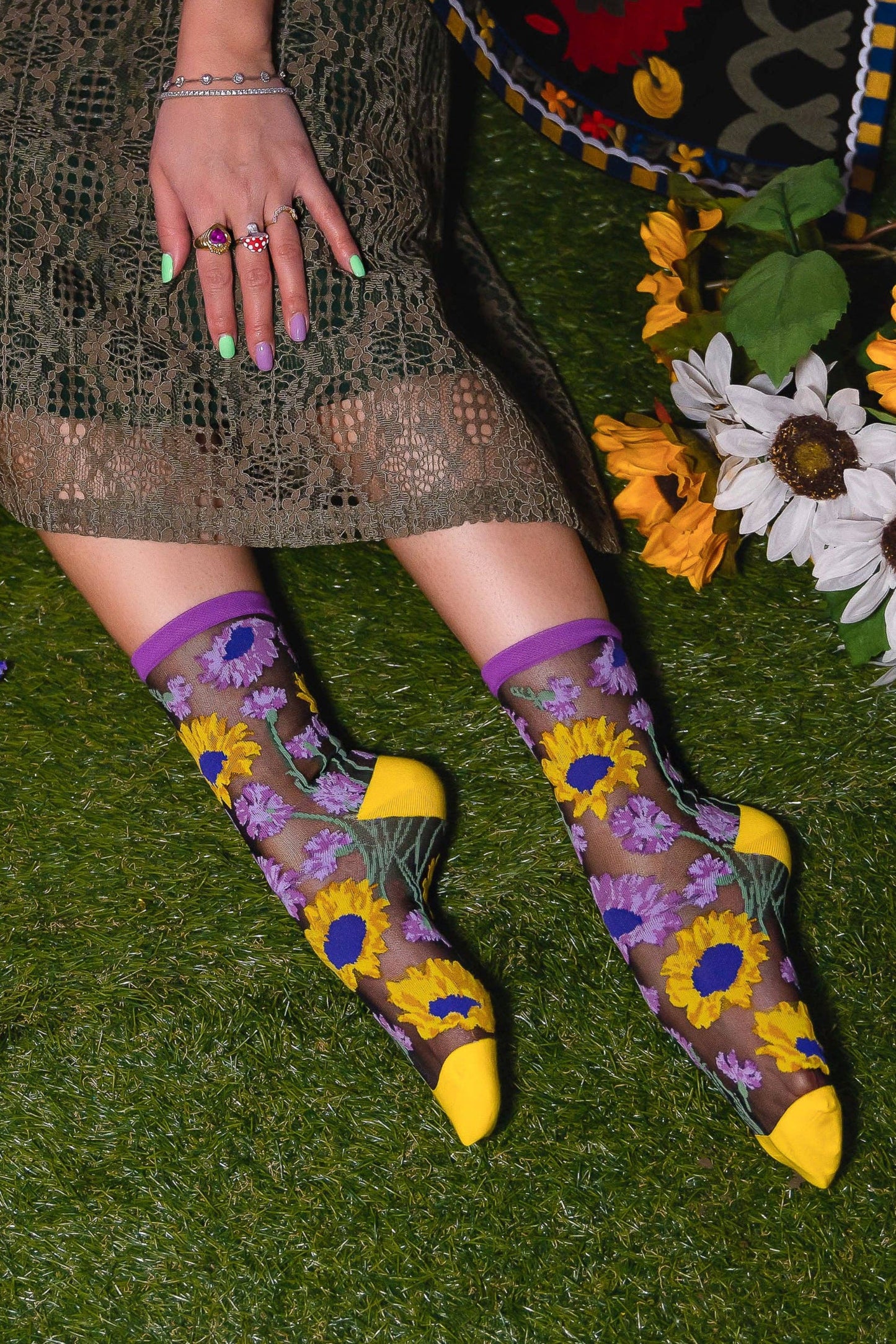 Chaussettes transparentes noires tournesols dans un look élégant avec robe et accessoires