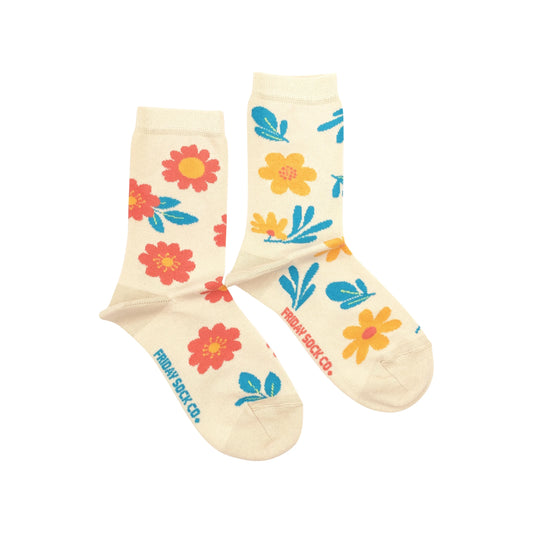 Chaussettes crème avec fleurs jaunes et roses – design dépareillé et amusant