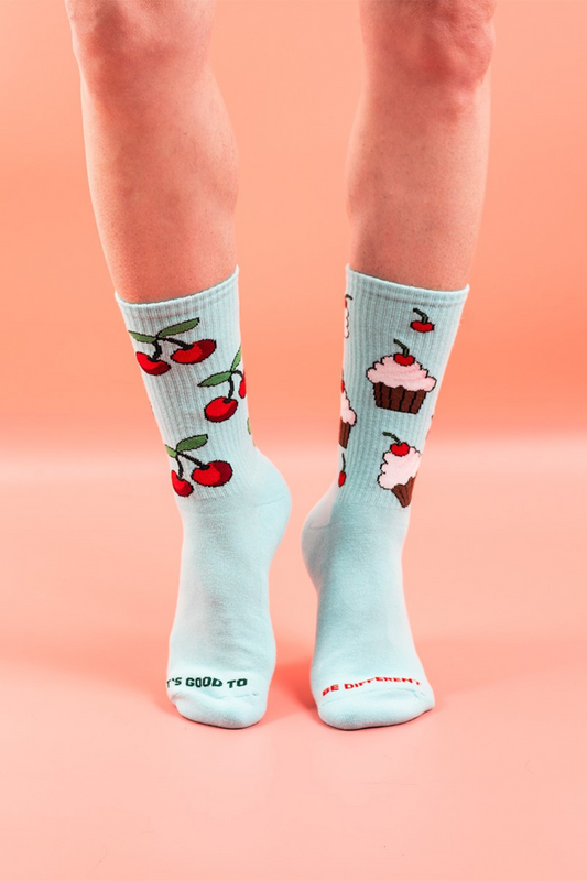Chaussettes dépareillées bleu pastel portées avec motifs cupcakes et cerises